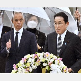 岸田首相、エマニュエル米大使（左）と広島訪問、平和記念公園の原爆慰霊碑に献花（Ｃ）共同通信社