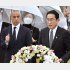 岸田首相、エマニュエル米大使（左）と広島訪問、平和記念公園の原爆慰霊碑に献花（Ｃ）共同通信社