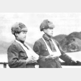 遺骨を抱いて上陸するシベリアから引き揚げ者（1946年12月9日、舞鶴）／（Ｃ）共同通信社