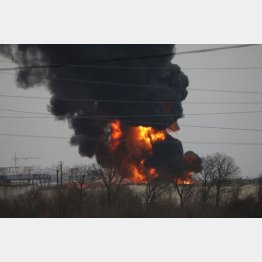 炎を上げるベルゴロドの燃料貯蔵施設（Ｃ）ロイター