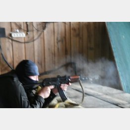 射撃訓練する警官（田中龍作ジャーナルから）