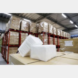 山積みになって倉庫に保管されている布製の「アベノマスク」（Ｃ）共同通信社