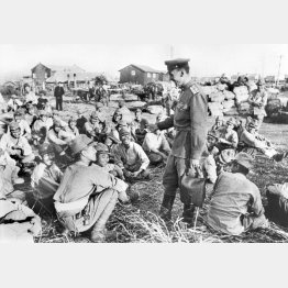 満州で武装解除され、ソ連軍将校の説明を聞く関東軍兵士たち。厳しい抑留生活が始まるとは知らず、表情には明るさも（1945年、ノーボスチ＝共同）