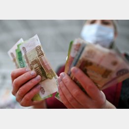 ルーブル紙幣を数えるロシアの店員（Ｃ）ロイター