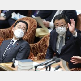 留学生を日本の宝と持ち上げた岸田首相（左）と松野官房長官（Ｃ）日刊ゲンダイ