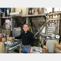 店主の山口さんと精米機（Ｃ）日刊ゲンダイ