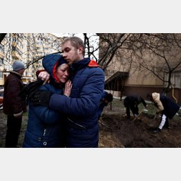 ロシア軍に殺害された共通の友人の死を嘆く人々（Ｃ）ロイター