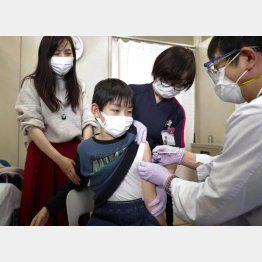 子どもたちの接種も始まっている（Ｃ）共同通信社