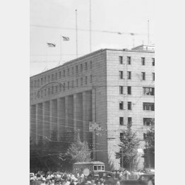 連合国軍最高司令官総司令部（GHQ）屋上ではためく国連旗（Ｃ）共同通信社