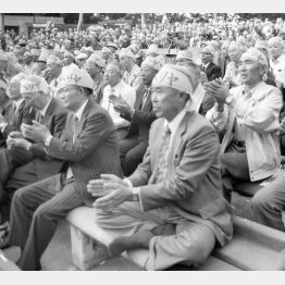 ソ連のシベリア抑留・強制労働による損害賠償訴訟で請求棄却の判決後、集会を開き抗議する原告ら（1989年4月18日）／（Ｃ）共同通信社