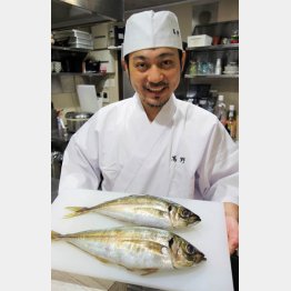 「黄金アジ」と店主の嶌野雄太さん（Ｃ）日刊ゲンダイ