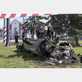 8日、ウクライナ東部ドネツィク州クラマトルスク駅への攻撃後、芝生に残るロシア軍のミサイルの一部。ロシア語で「子供たちのために」と書かれている（Ｃ）AP＝共同