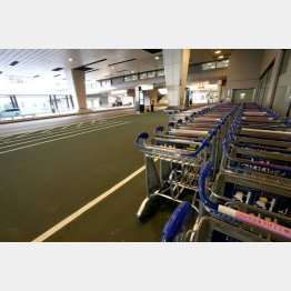 人影もまばらな成田空港（Ｃ）日刊ゲンダイ
