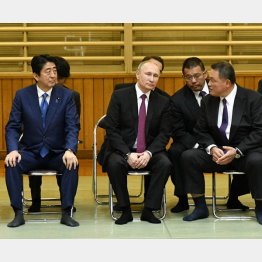 プーチン大統領（中央）は安倍元首相より柔道家の山下泰裕氏（右）／（Ｃ）ＪＭＰＡ