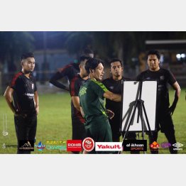 戦術を説明する東山晃さん（本人提供＝Photo by Hazmin Hussin）