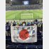 日本-ベトナム戦のスタンドでフロンターレOBと現選手を応援する筆者（提供写真）