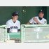 2019年夏の岩手大会、出場せず、ベンチで敗退を見守った佐々木（大船渡高校の国保陽平監督＝右）／（Ｃ）日刊ゲンダイ