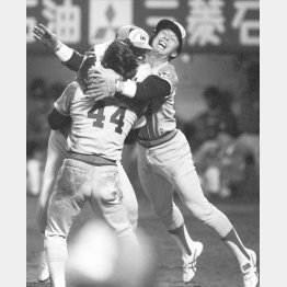 九回2死から梨田が勝ち越し適時打を放ち、生還した鈴木（背番号44）に抱きついて祝福する中西太コーチ（右は安達）／（Ｃ）共同通信社
