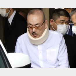 山健組幹部と面会し、引き揚げる山口組の高山清司若頭（央、＝昨2021年秋）／（Ｃ）共同通信社