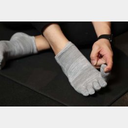 足の指に人差し指を引っ掛けてぐーっと引っ張り…（Ｃ）日刊ゲンダイ