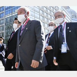 Ｇ20財務相・中央銀行総裁会議の会場に向かう鈴木財務相（手前左）＝20日、ワシントン（Ｃ）共同通信社