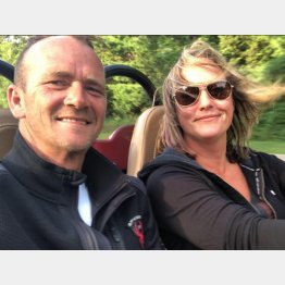 自宅敷地内に公衆電話を設置したブライアン・デービスさん（左）／（ブライアンさんのフェイスブックから）