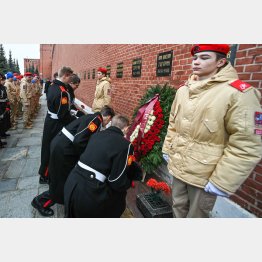 宇宙航空学の日、ガガーリンとコロリョフが埋葬されている場所（クレムリン）に花を手向ける儀仗兵たち（Ｃ）Sputnik／共同通信イメージズ