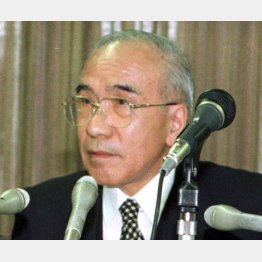 拓銀の営業譲渡について記者会見する北洋銀行の武井正直頭取（1997年11月当時）（Ｃ）共同通信社