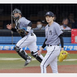 17日も八回まで一人の走者も許さなかった佐々木朗希（右）と松川のバッテリー（Ｃ）共同通信社