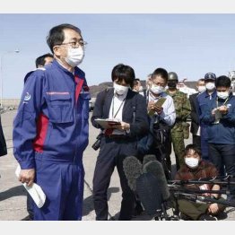 観光船「KAZU I」が出発したウトロの港を視察し、取材に応じる斉藤国交相（左）＝24日午後、北海道斜里町（Ｃ）共同通信社