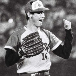 第1試合を三振でしめくくり思わずガッツポーズの筆者（Ｃ）共同通信社