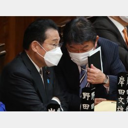 例によって自民、公明は選挙前のバラマキを決めた（岸田首相と茂木自民党幹事長）（Ｃ）日刊ゲンダイ