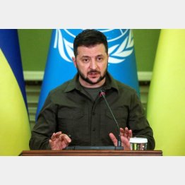 褒めたたえるだけでは…（ロシアの攻撃はいまだ続いていると会見で話すウクライナのゼレンスキー大統領＝28日）／（Ｃ）ロイター