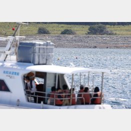 知床半島の遊覧を楽しむ観光客たち（2021年撮影）／（Ｃ）日刊ゲンダイ