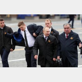 昨2021年の戦勝記念日でのプーチン大統領（右2）／（Ｃ）ロイター