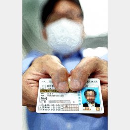 確かにネットカフェや金券ショップなど、身分証の呈示を求められる機会は多いが（写真はイメージ）／（Ｃ）日刊ゲンダイ