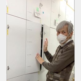 閉架式本棚には技術雑誌がびっしり（撮影）滝田誠一郎