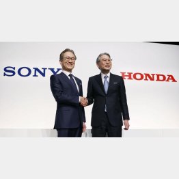 ソニーグループの吉田社長（左）とホンダの三部社長（Ｃ）共同通信社