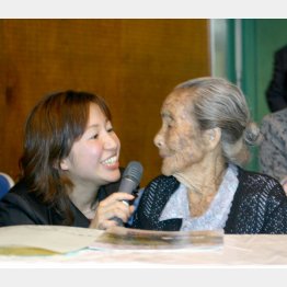 政岡さんぶさん（徳之島での長寿シンポジウムで）／（金丸弘美さん提供）