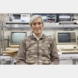 夢の図書館にはパソコンの往年の名機も（吉崎武さん、撮影・滝田誠一郎）