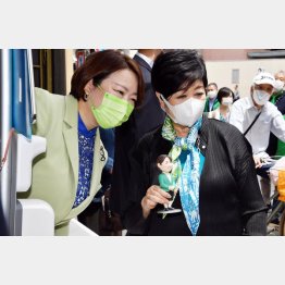 家族同然（荒木千陽・ファーストの会代表の事務所開きに駆け付けた小池百合子都知事＝右）／（Ｃ）日刊ゲンダイ