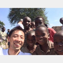 中田俊さん、ザンビア・バナナペーパー工場にて＝2017年（提供写真）