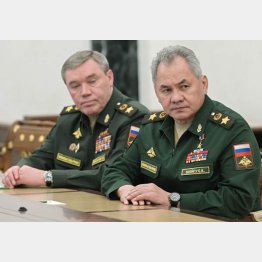 2人とも“生存”確認（左から、ゲラシモフ参謀総長、ショイグ国防相）　（Ｃ）ロイター／Sputnik／Kremlin