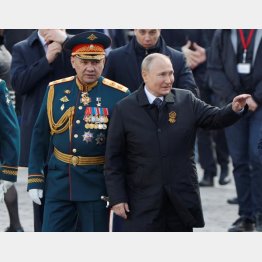 対独戦勝記念日で、一緒に赤の広場を歩くプーチン大統領とショイグ国防相（Ｃ）ロイター
