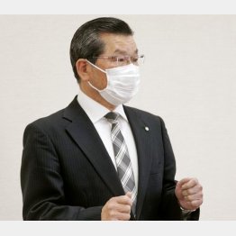 取材に応じる花田憲彦町長（Ｃ）共同通信社