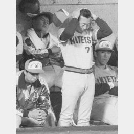 優勝の可能性が消え、ガックリの近鉄ベンチ（Ｃ）共同通信社