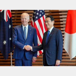 米国の威を借りて…（クアッド首脳会議で、バイデン米大統領と握手する岸田首相）／（Ｃ）ロイター