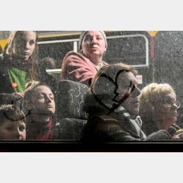 避難者用バスで待機する市民（Ｃ）ロイター