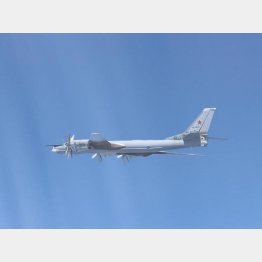 松野官房長官は「示威活動と捉えざるを得ず」／（東シナ海を中国機と共同飛行するロシアの爆撃機“ツポレフ95”＝ロイター／防衛省）