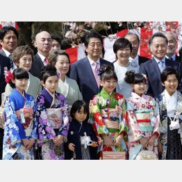 2016年の桜を見る会（Ｃ）日刊ゲンダイ